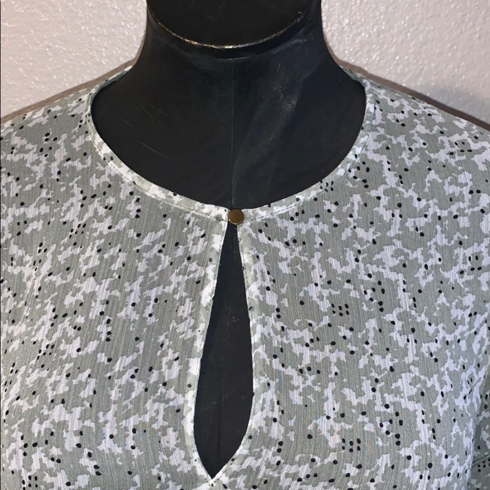 H&M Ruffle Sleeve Lightweight Blouse - Picture 4 of 4